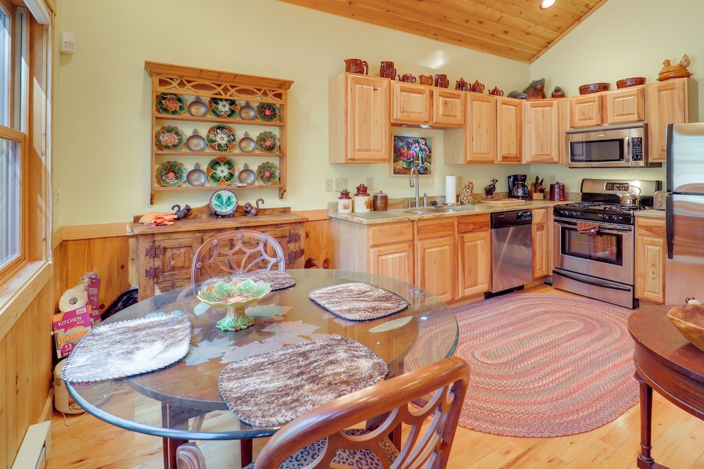 2 Mi to Beech Mtn Slopes! Cozy Couples Retreat