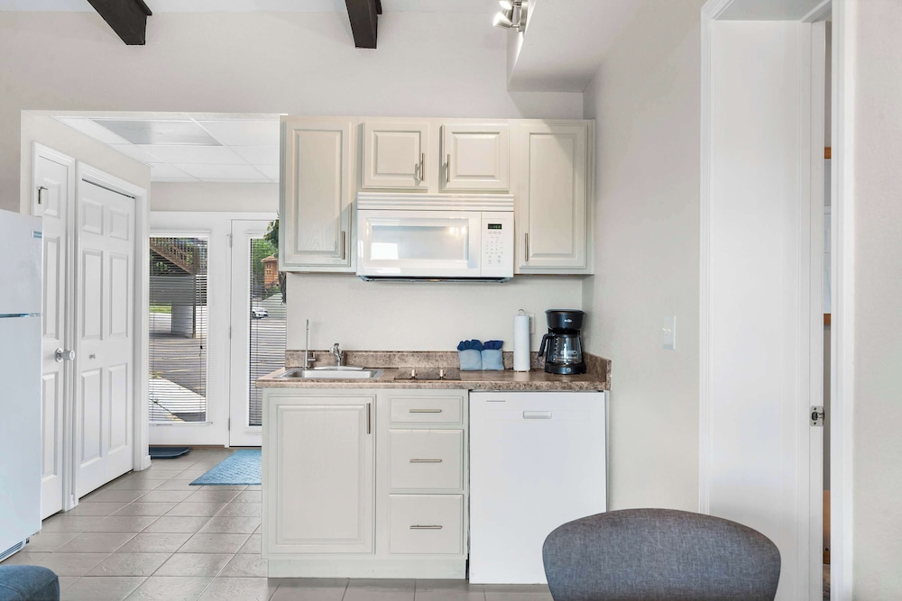 Little Dipper Cozy Condo for 6 w/ Resort-style Amenities