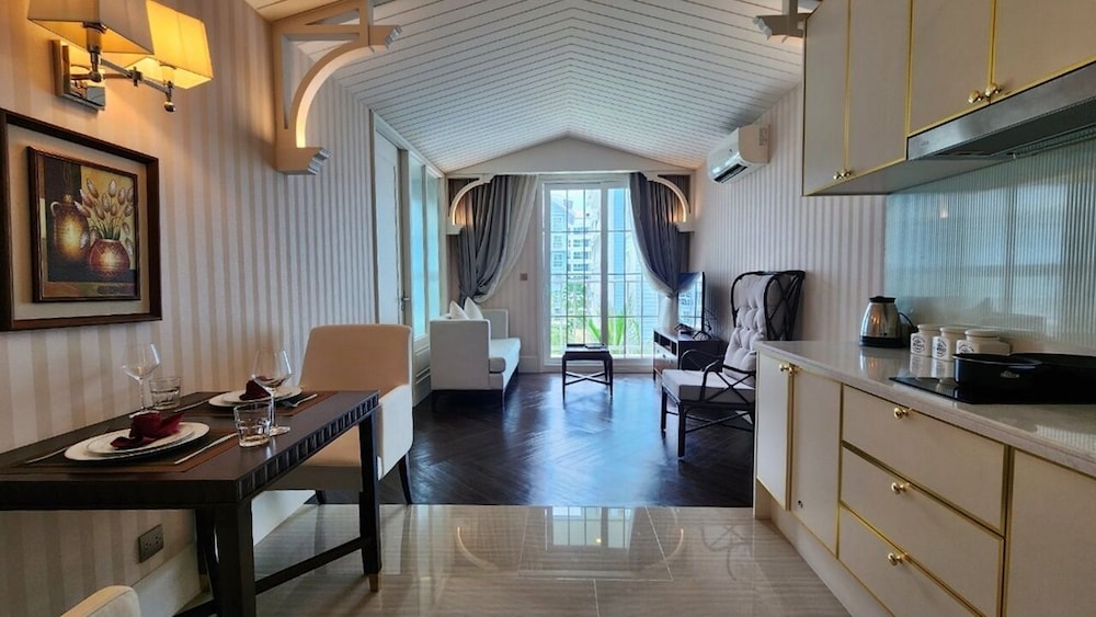 Luxury 1 Bedroom condo CloseToBeach G411