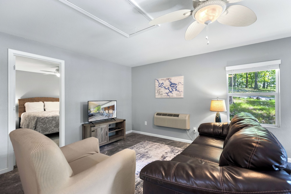 Lakeside Oasis Room for 12!