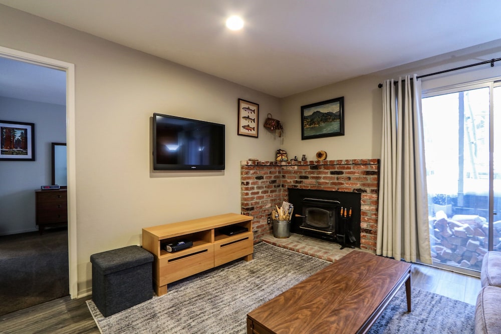La Residence V S02 Remodeled and Cozy, Great Complex Amenities, Quiet Forest Setting by RedAwning