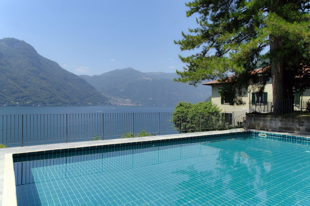 Silken Escape - Pool and Lake View