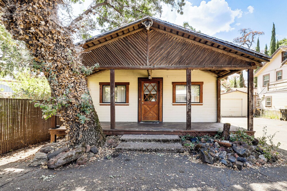 Watefront Getaway w/ Mtn Views & Dock in Clearlake