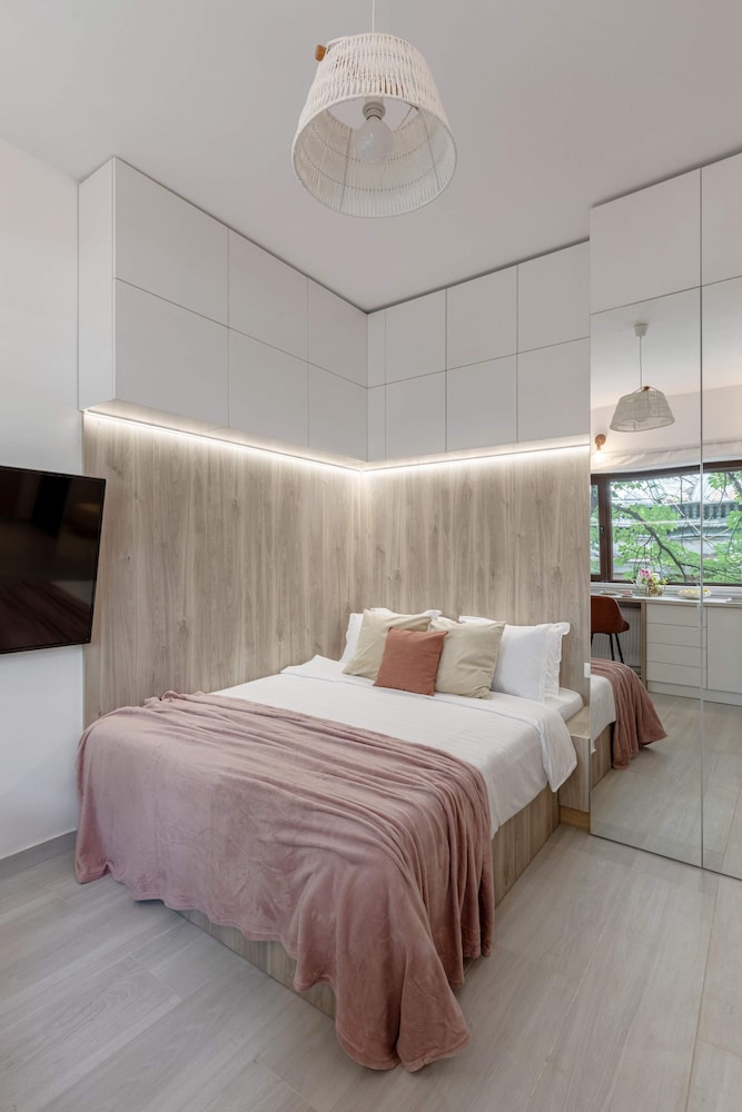 Modern & Bright Studio on Amzei Square view 2