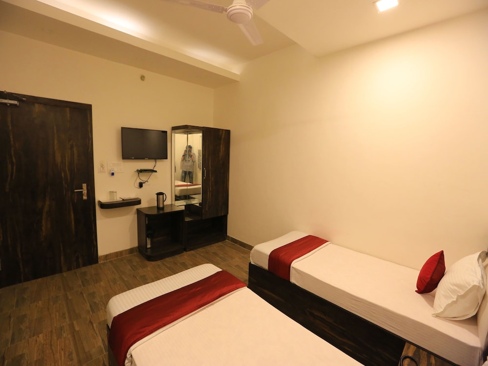 OYO Rooms 158 Gomti Nagar Kathota Jheel
