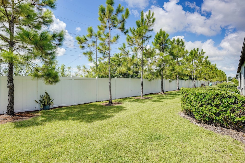 4 Mi to Brandon Exchange: Resort-style Townhome!