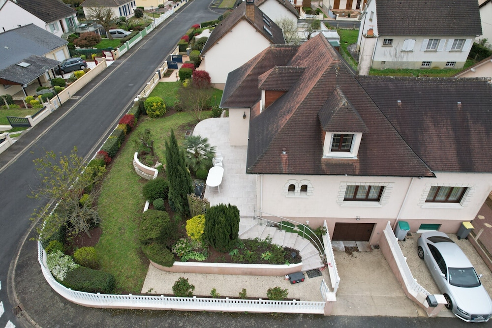 Spacious Group Stay Near Le Mans Circuit