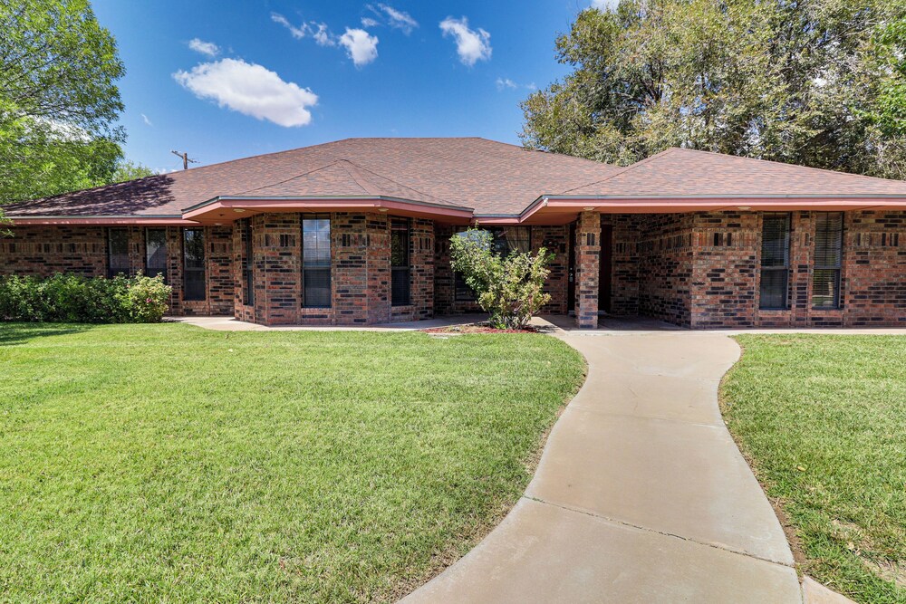 3 Mi to Downtown Roswell: Home w/ Patio + Yard