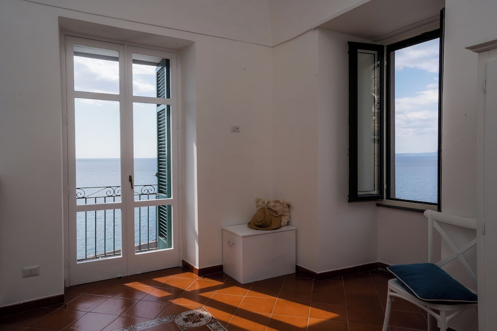 DIPINTO APARTMENTS