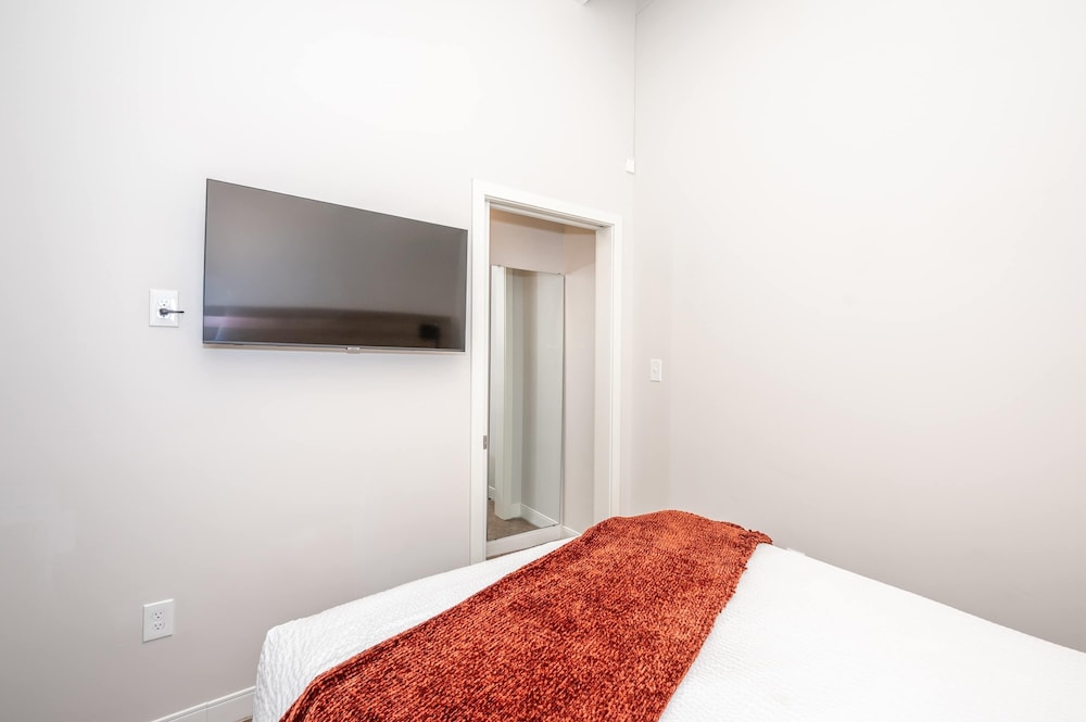 The 333 Suites 202 Stay for 6