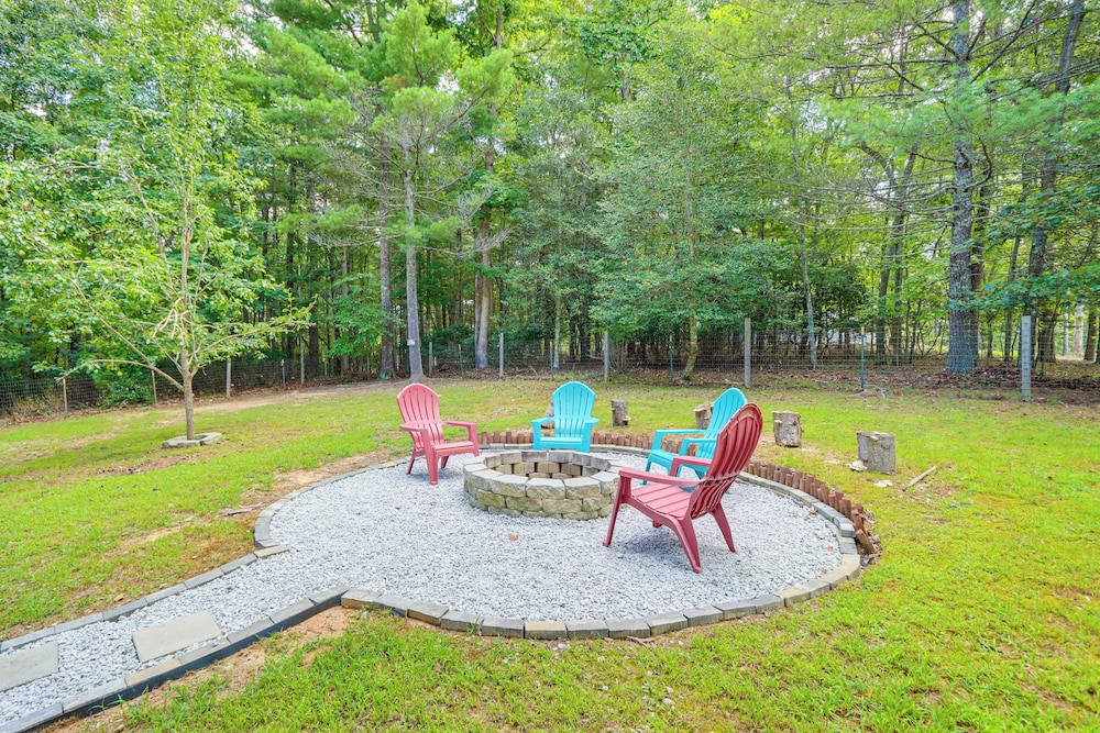 Pet-friendly Mtn Retreat w/ Yard in Blairsville!