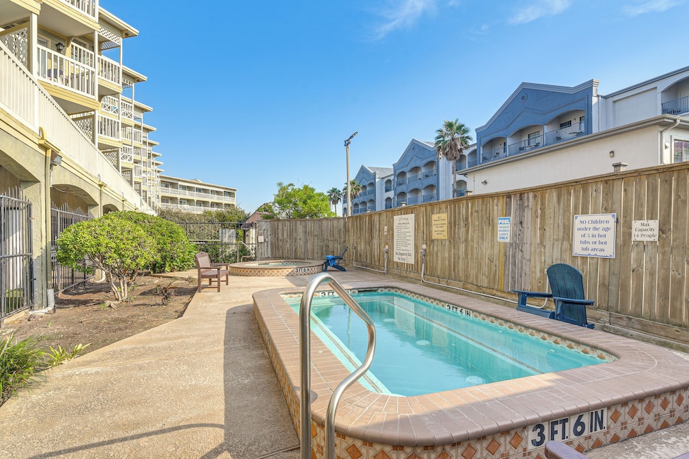 Pool & Hot Tub Access: Beachside Galveston Condo!