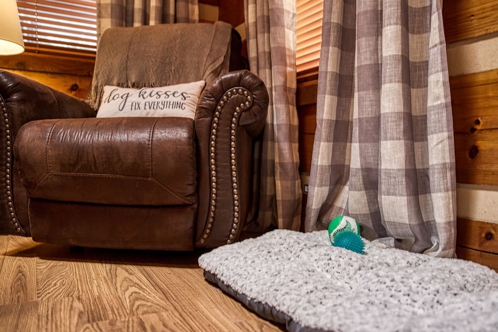 Fantastic Pet Friendly Cabin Hot Tub Fire Pit