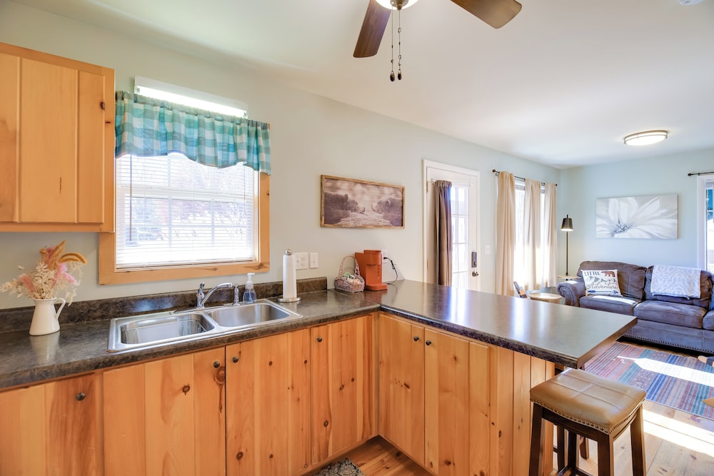 < 1/2 Mi to Damascus Town Park: Cozy Cabin w/ Deck