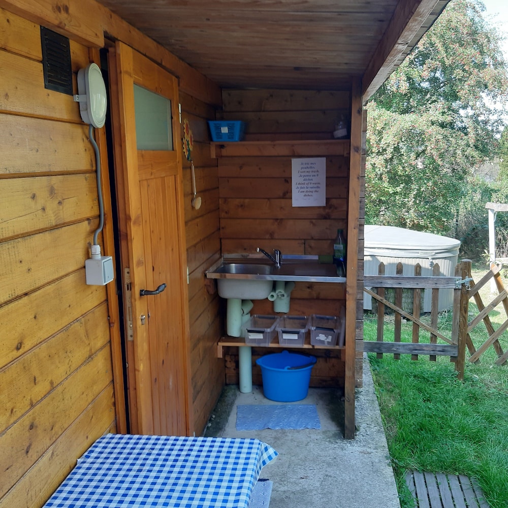 Cozy Little Blue Caravan in Scy Belgique