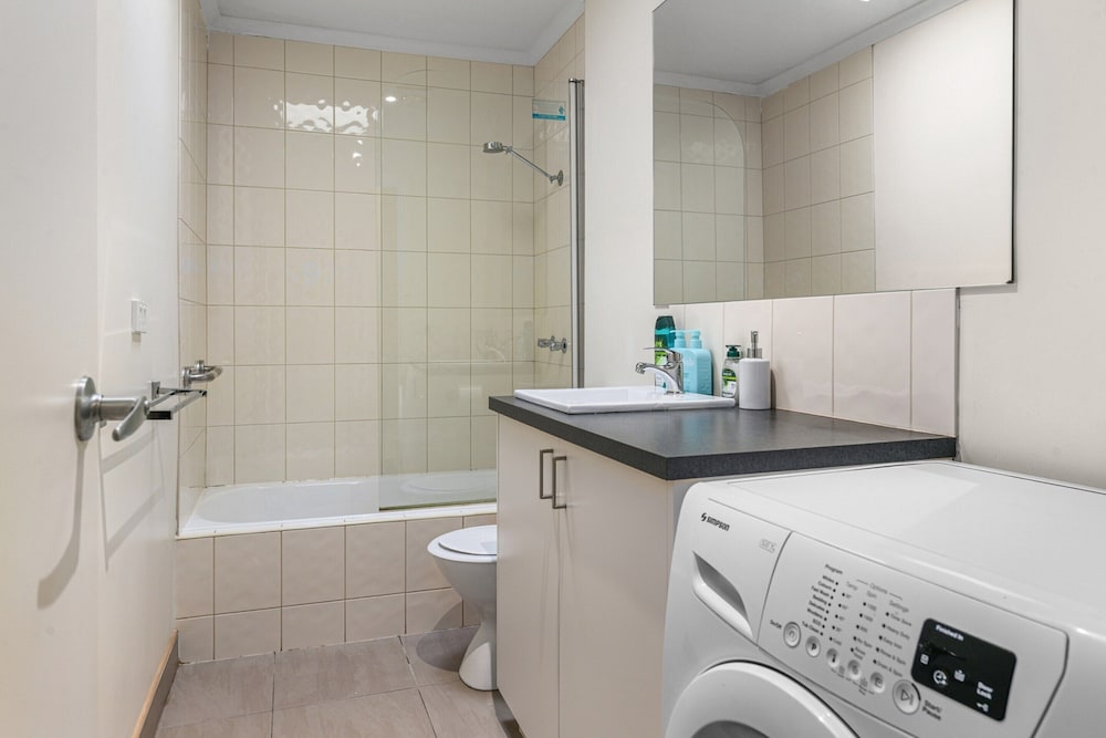 2-bed Townhouse Retreat in Sandy Bay With Parking