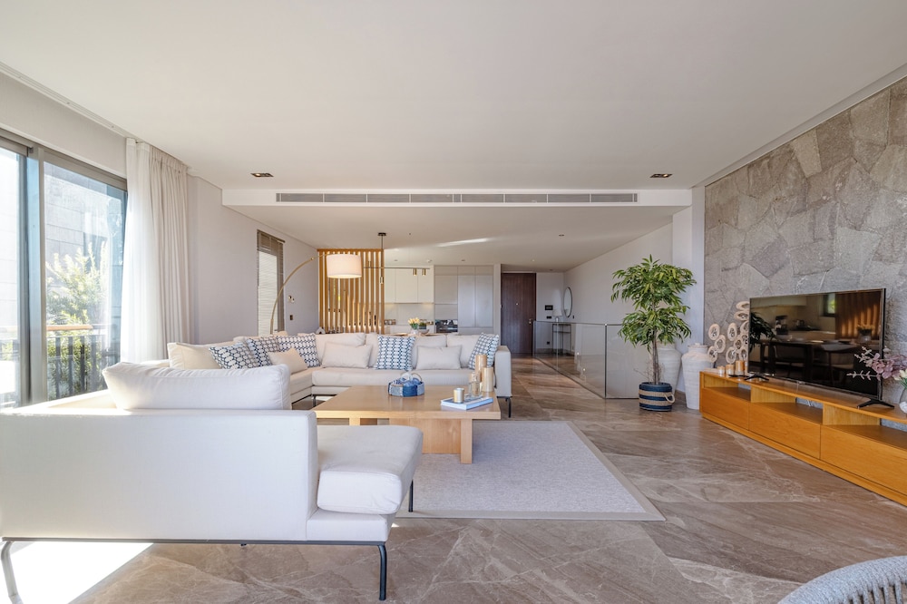 3-Bedroom Beachfront Villa with Hotel Amenities