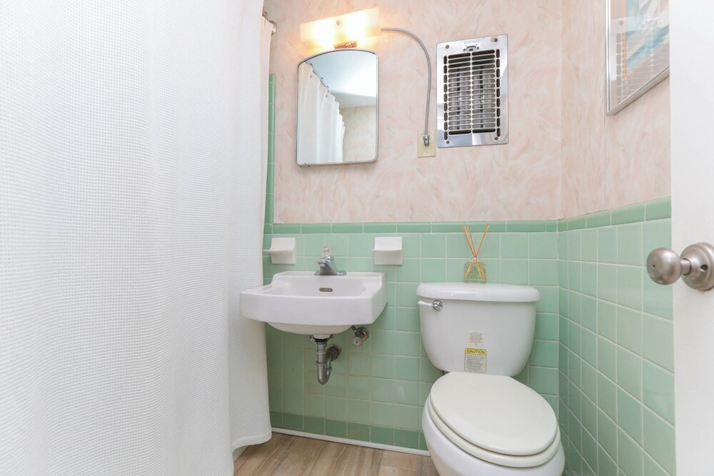 Exclusive Beach Access: VA Beach Studio Condo!