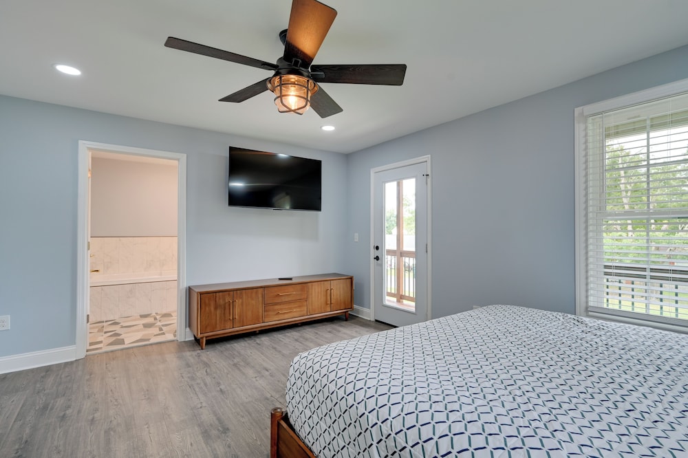 12 Mi to Downtown Winston-salem: Apt w/ Balcony!