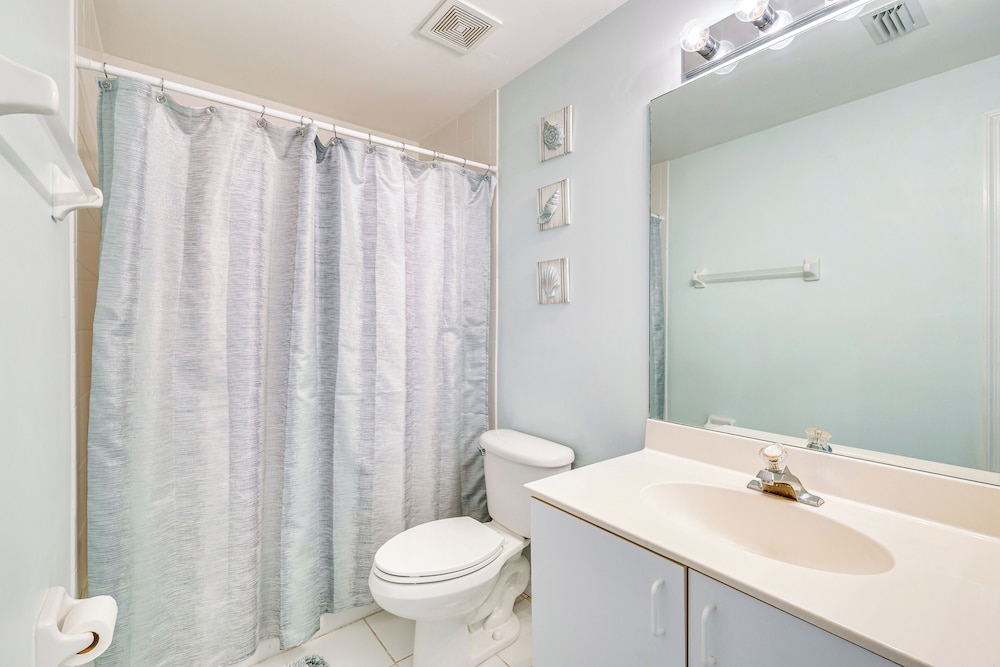 Sleek Naples Condo w/ Balcony: Snowbirds Welcome!