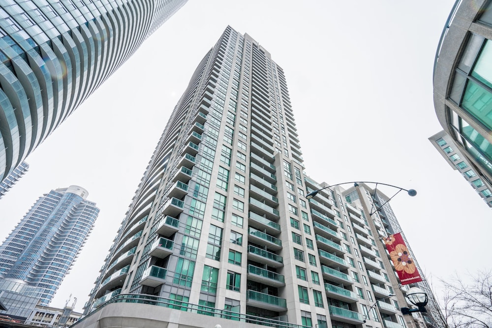 Aaira Suites 2 Bedrooms at Grand Trunk — Toronto