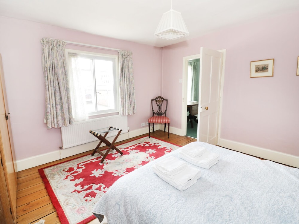 Gloucester Vacations - The Lock House - Property Image 2