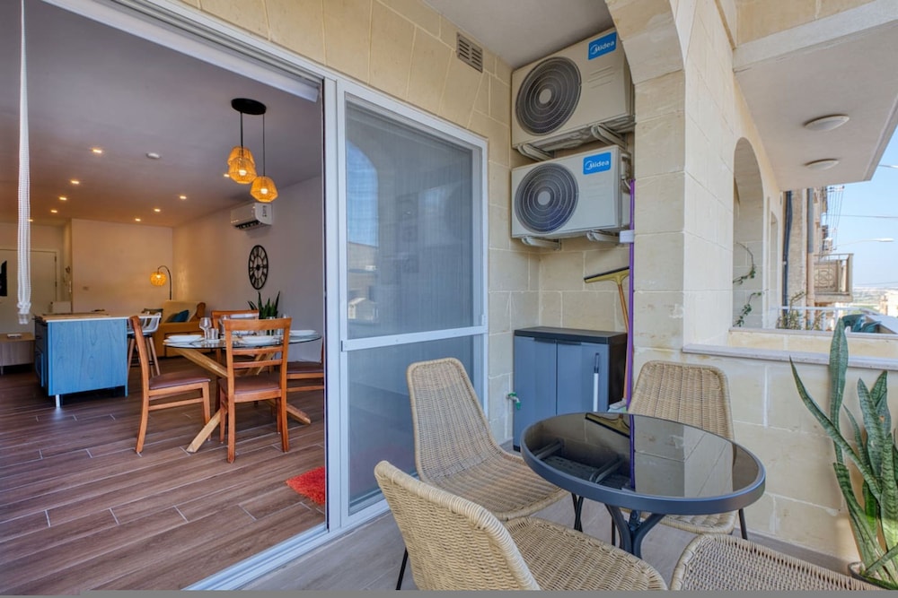 Qala Tranquil Escape - Stylish With Terrace AC