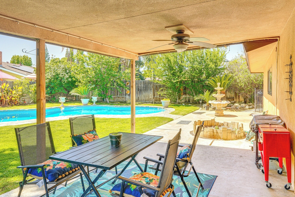 7 Mi to Dtwn: Poolside Paradise in Bakersfield!