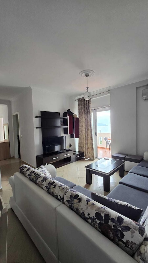 Tirent Apartment - Your Beach Home in Vlorë