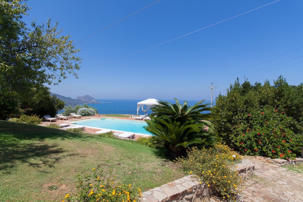 Relax at the Swimming Pool by Wonderful Italy view 2