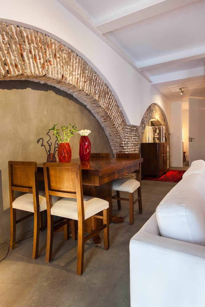 The Old Stables Chiado Apartments