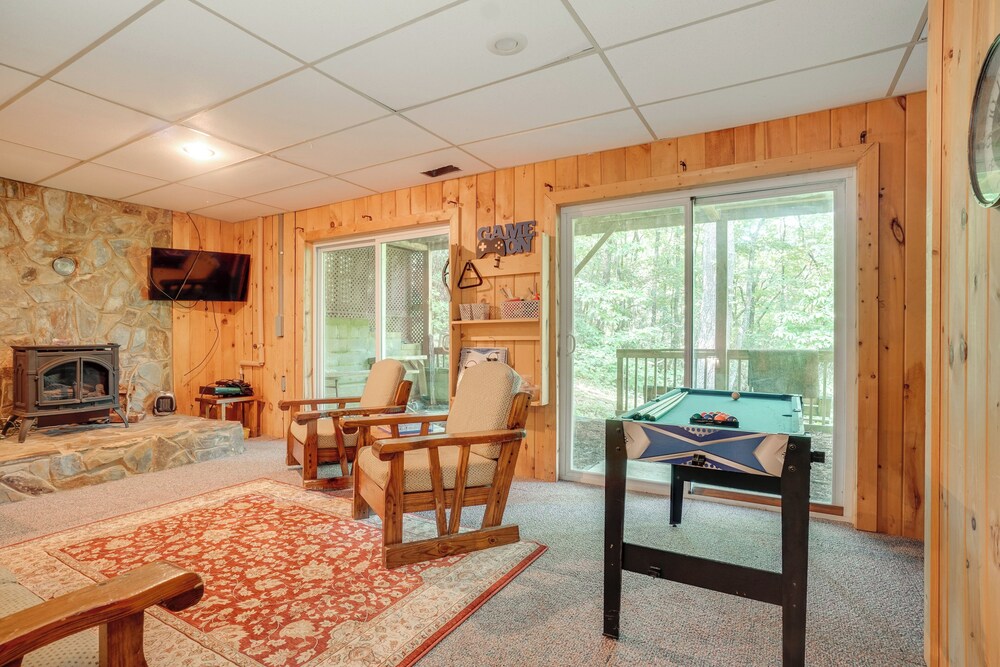 Private Hot Tub & Game Room: Cleveland Getaway