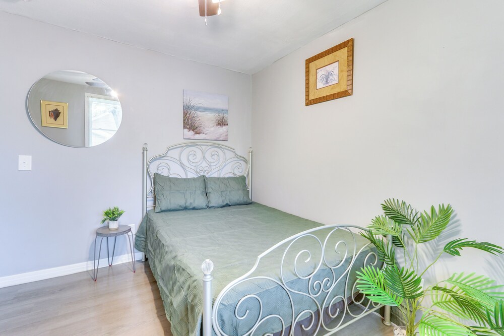 Beachy Home in Heart of Beaufort w/ Pool Access