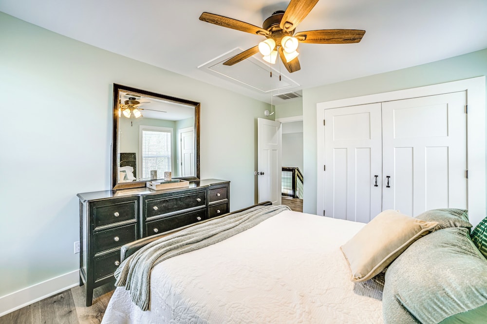 4 Mi to Lake Barkley: Pet-friendly Home w/ Hot Tub