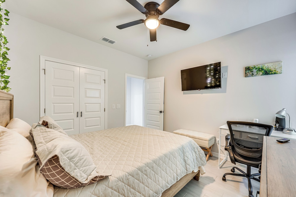 4 Mi to Dtwn: Modern Apartment in Edinburg!