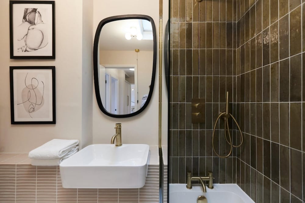 The Hyde Park Hideout - Beckoning 2bdr Flat
