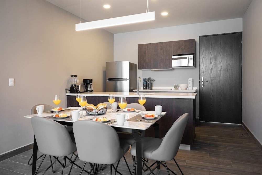 Modern Apts w Pool & Mountain View