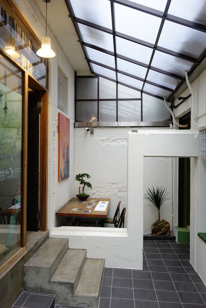 CaoJi Book inn Hostel