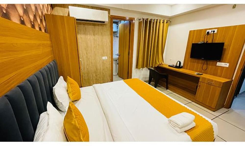 Hotel HSP Suites - Near IGI Airport - New Delhi