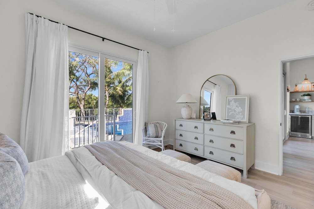 New Listing! Reel Joy Waterfront Luxe With Pool And Private Dock 4 Bedroom Home