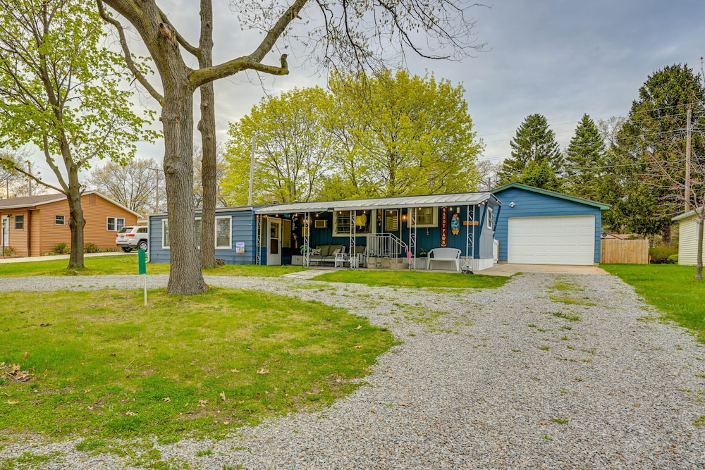 Walk to Lake Huron: Pet-friendly Caseville Cottage - Property Image 4