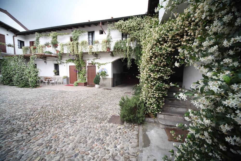 Three-room Apartment in the 19th Century Courtyard
