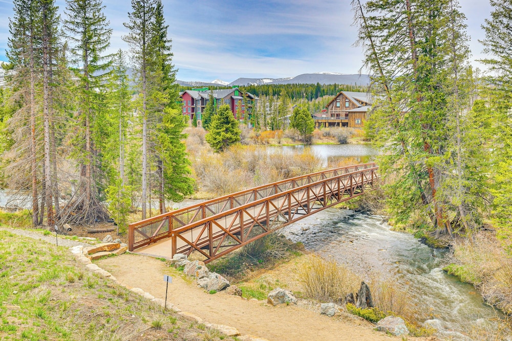 Walk to Dtwn: Fraser Retreat w/ Hot Tub & Views!