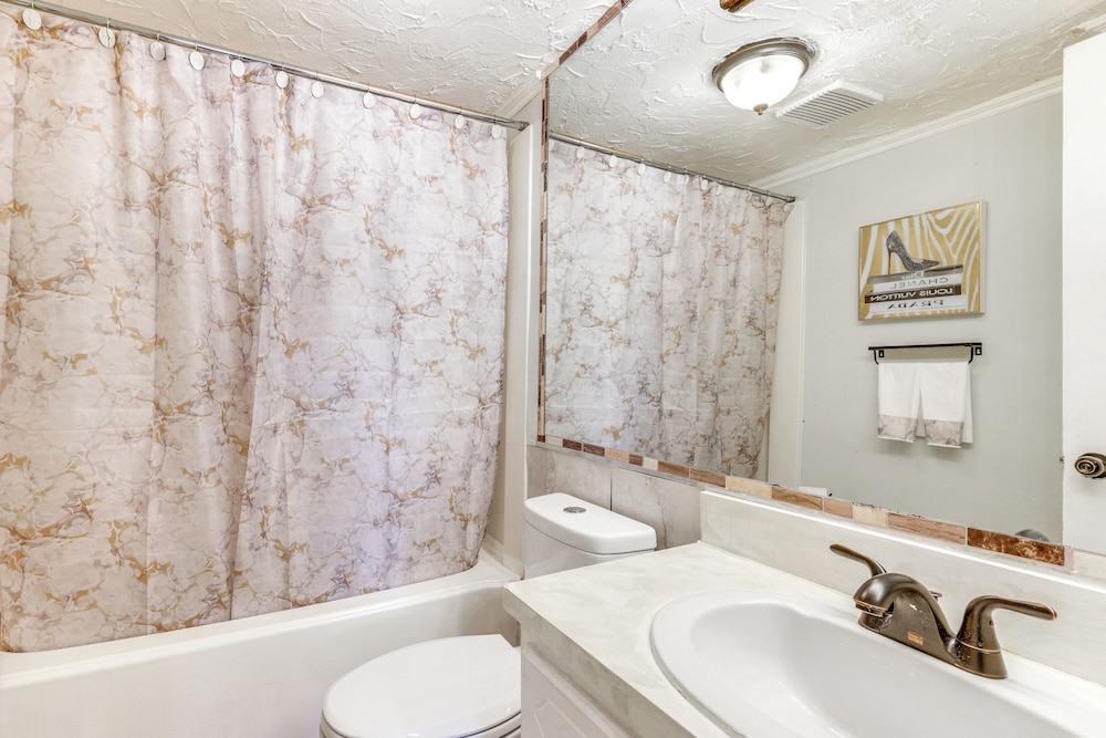 4 Mi to Dtwn: Home w/ Deck & Yard in Wilson