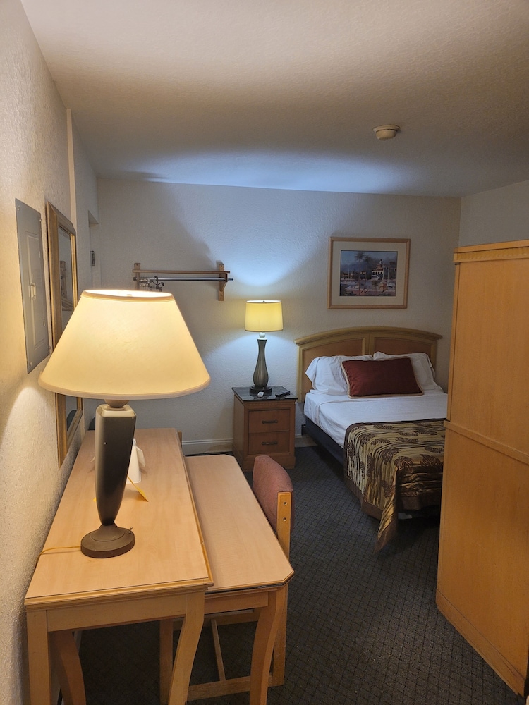 Queens Lodge Motel