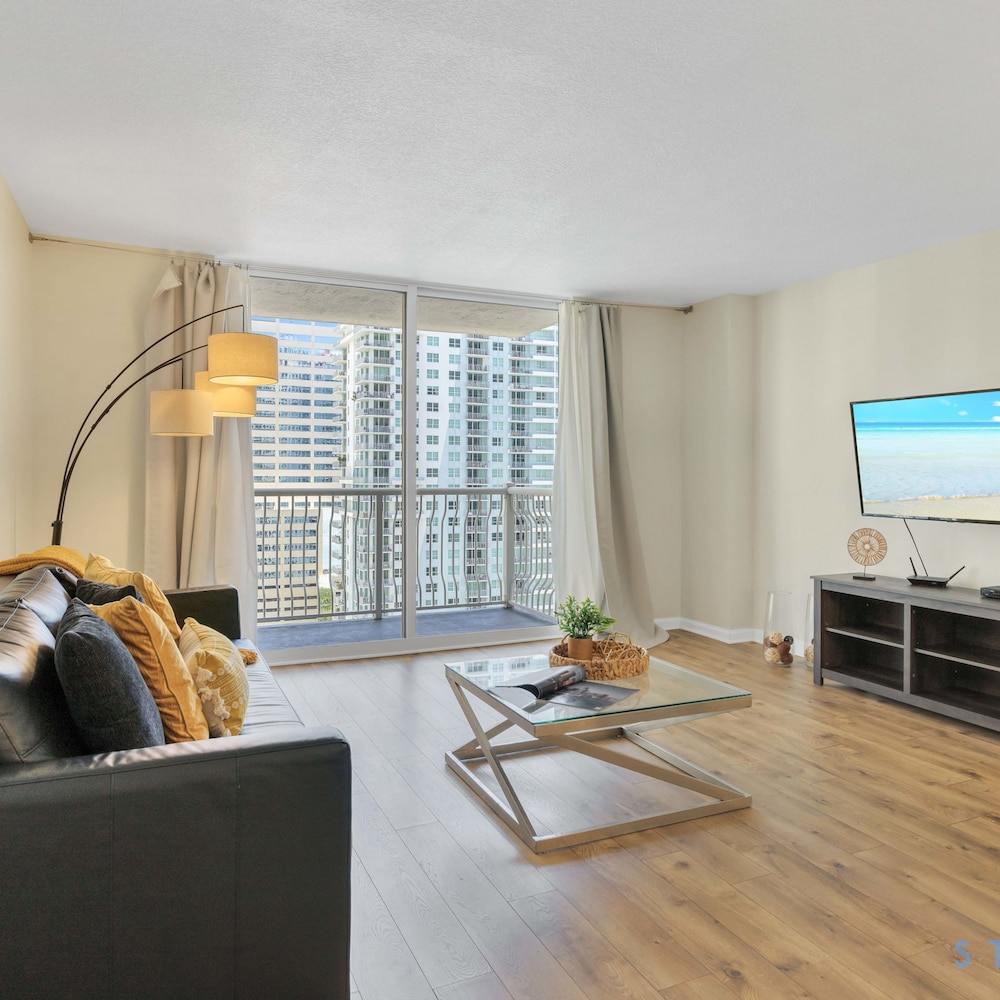 Modern 1-br Condo in Upscale Brickell Locale