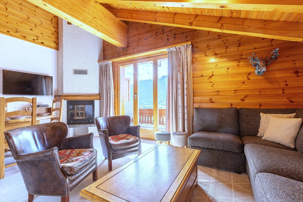 Stunning Apartment With Mountain Views