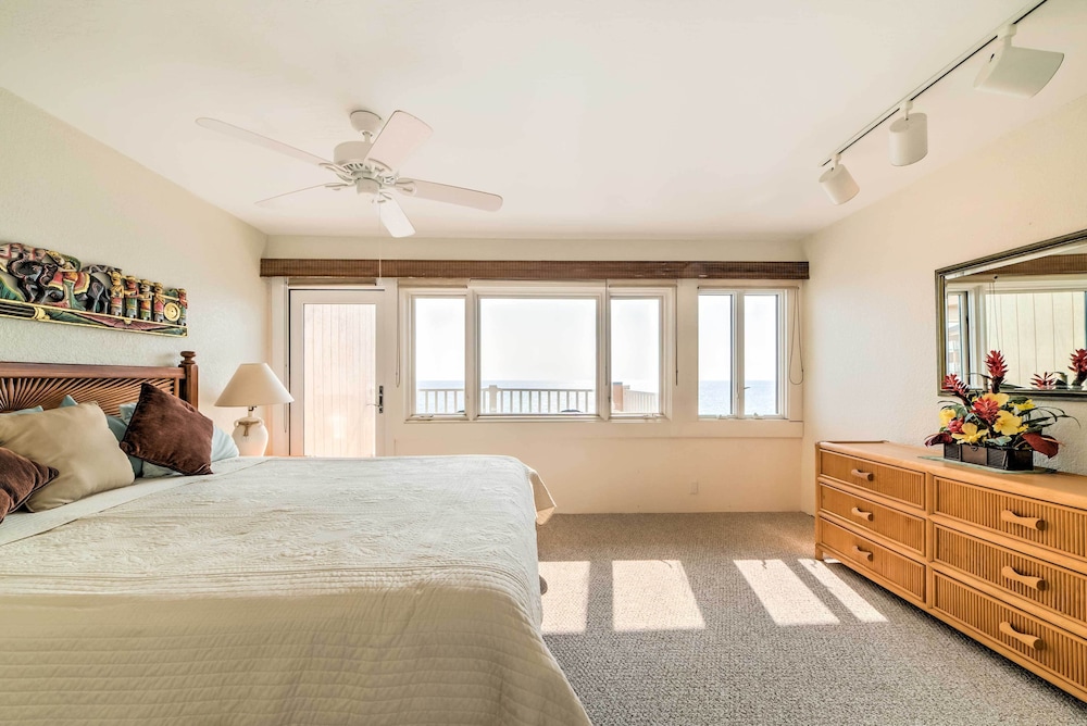 Oceanfront Kailua-kona Townhome w/ Pool & Views!