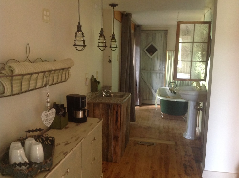 Columbia Gardens Winery and Grape Escape Guesthouse