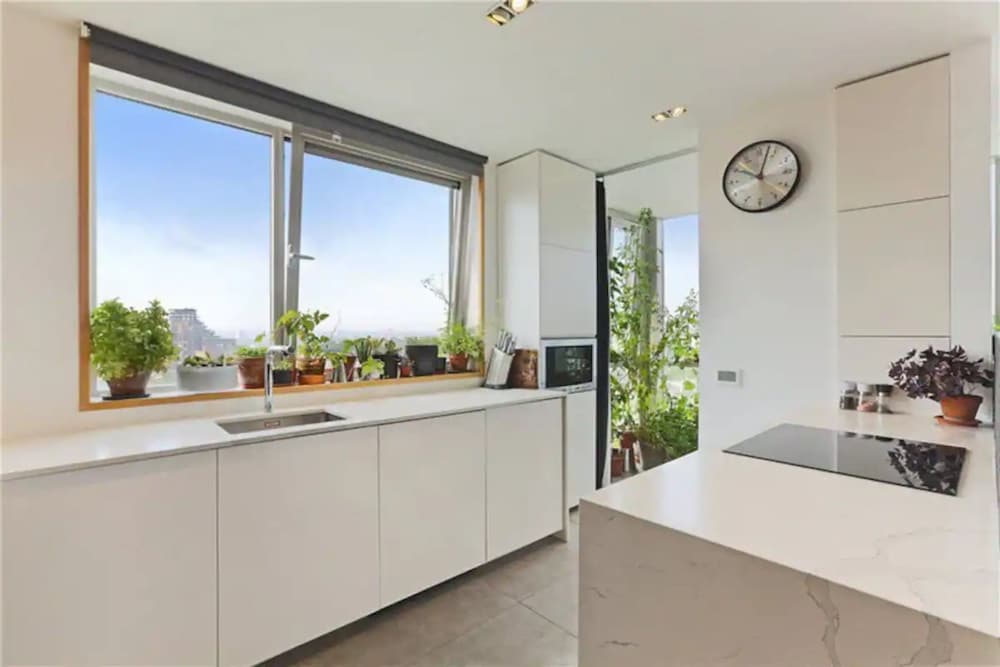 Sleek 2BD Flat W/views of The Shard - Shadwell!